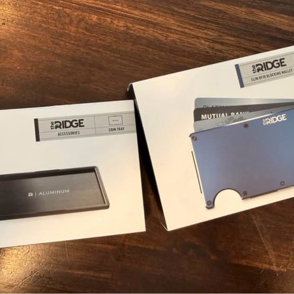 Ridge Aluminum Key & Card Holder - Black & Blue